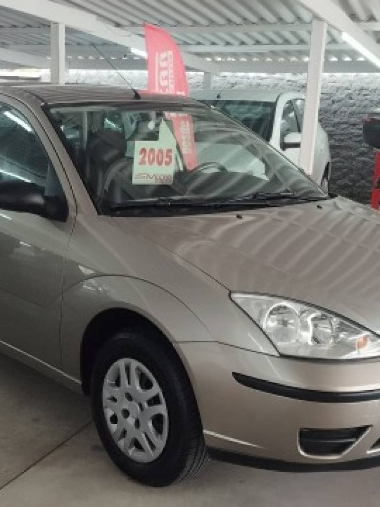 FORD - FOCUS - 2005/2005 - Dourada - Sob Consulta