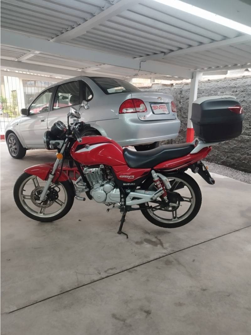 SUZUKI - GSR - 2015/2016 - Vermelha - R$ 9.800,00